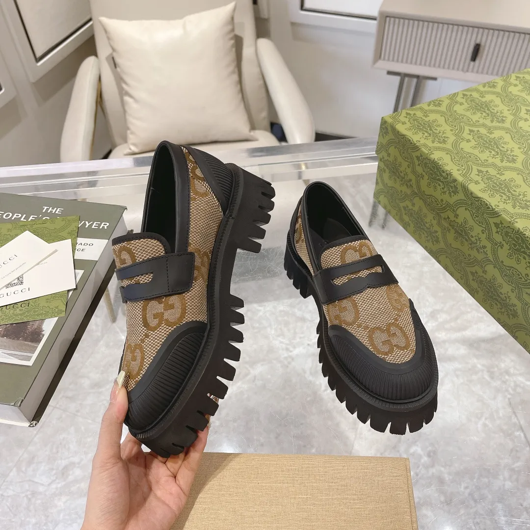 👟👟Ex-factory price 480👟👟 Men's size +10 Gucci's new spring and autumn loafers cleverly use unique design elements to inject fresh vitality into the collection design. Crafted from camel and ebony GG canvas, these stylish unisex loafers feature a new interpretation of the brand's classic monogram pattern for the new season. Camel and ebony GG canvas/imported silk cowhide surface, imported silk cowhide lining Size: Female: 35-42# Male: 39-46#